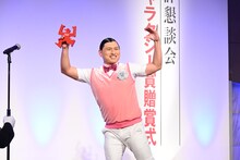 ギャラクシー賞のトロフィーを掲げる春日俊彰。