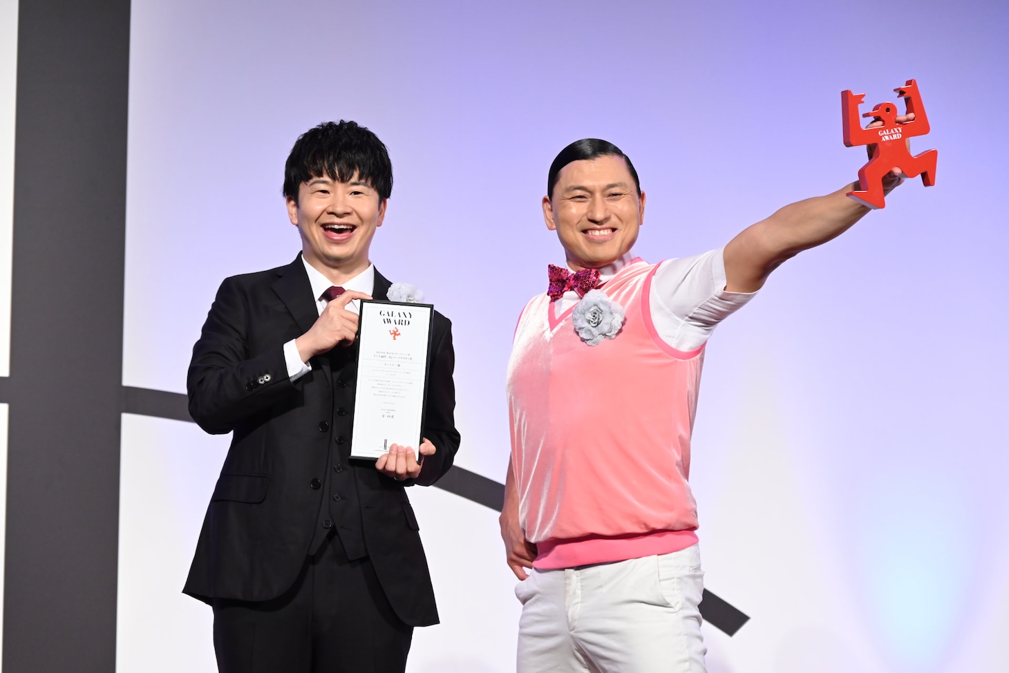 左から若林正恭、春日俊彰。