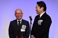 左から金子文紀、阿部サダヲ。