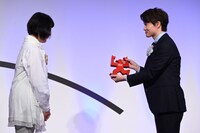 トロフィーを受け取る神木隆之介（右）。