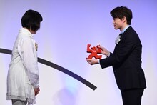 トロフィーを受け取る神木隆之介（右）。