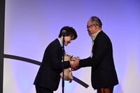 神木隆之介（左）に花束を渡す渡邊良雄（右）。