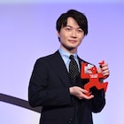 「らんまん」神木隆之介がギャラクシー個人賞に輝く、トロフィーを手に「この子と一緒に寝ます!」