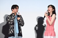 齋藤潤（左）に「緊張してるの？」と声を掛ける永野芽郁（右）。