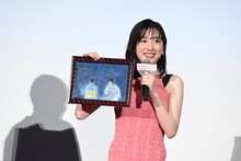 齋藤潤からプレゼントされた絵を見せる永野芽郁。