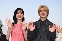 永野芽郁（左）と高橋文哉（右）。