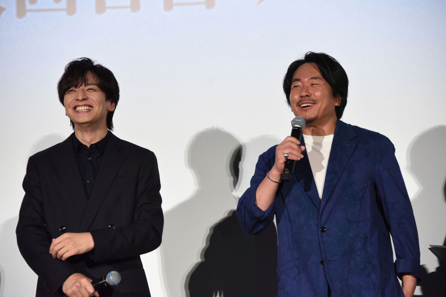 撮影を笑顔で振り返る生田斗真（左）、ヤン・イクチュン（右）。