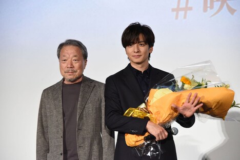 左からかわぐちかいじ、生田斗真。