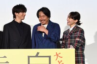 カメラマンからの「笑顔で！」という日本語の指示を、ヤン・イクチュン（中央）に教える生田斗真（左）と奈緒（右）。