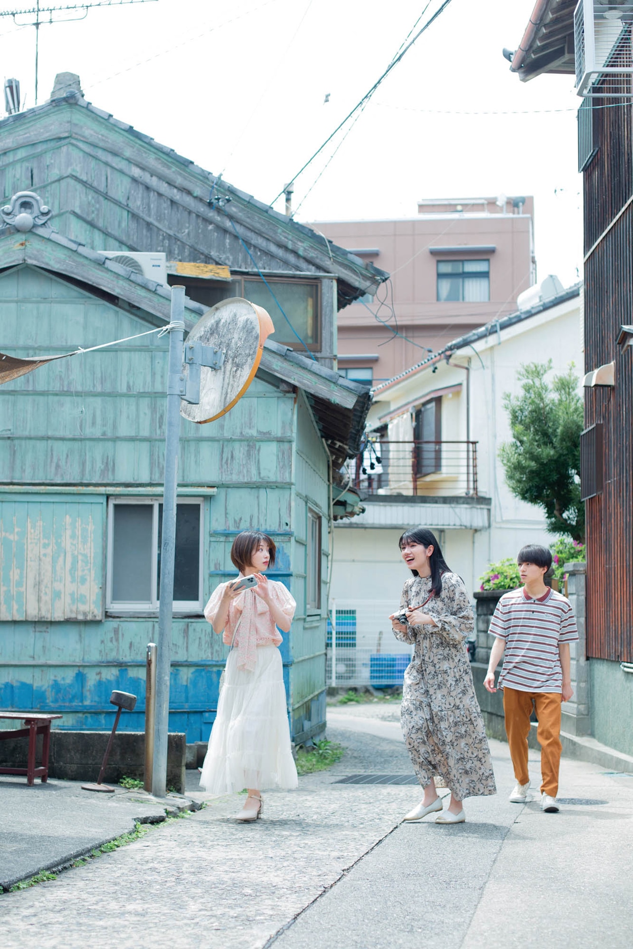 左から佐野晴香役の若菜みさ、松田凛空役の福島彩菜、鈴木大洋役の竹内雄大