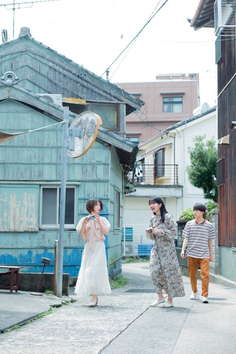 左から佐野晴香役の若菜みさ、松田凛空役の福島彩菜、鈴木大洋役の竹内雄大。