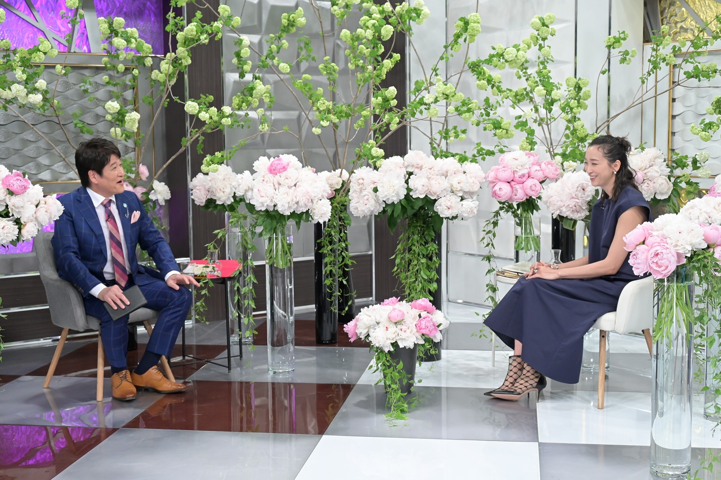 「日曜日の初耳学」より、杏（右）と林修（左）。(c)MBS