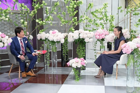 「日曜日の初耳学」より、杏（右）と林修（左）。(c)MBS