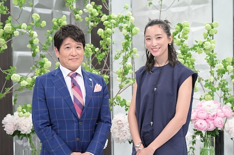 「日曜日の初耳学」より、杏（右）と林修（左）。(c)MBS