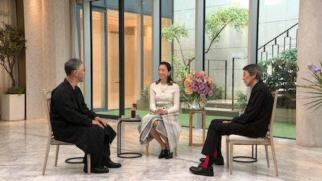 左から関根光才、杏、奥田瑛二。