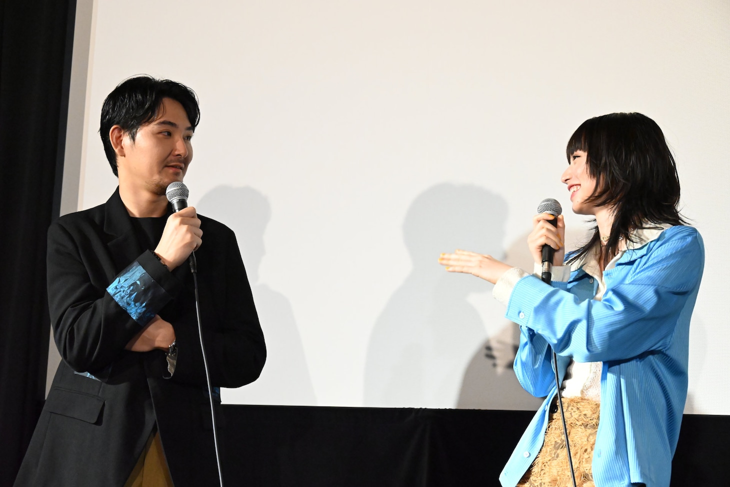 笑顔で掛け合いを繰り広げる松田龍平（左）と小松菜奈（右）。