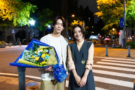 ドラマ「Destiny」撮影現場より。オールアップを迎えた亀梨和也(左)と、花束を贈呈した石原さとみ(右)。