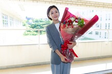 ドラマ「Destiny」撮影現場より。オールアップを迎えた石原さとみ。