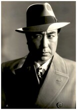 「悪魔が来りて笛を吹く」より、片岡千恵蔵演じる金田一耕助。