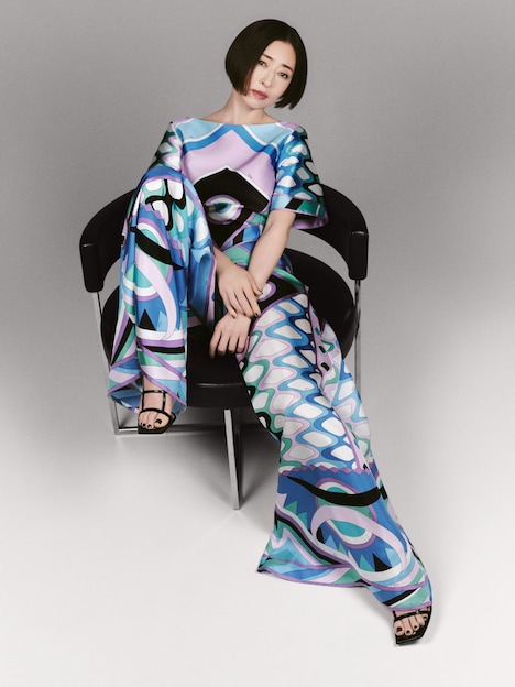 今井夏役の松雪泰子。