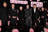 「朽ちないサクラ」完成披露上映会の様子。左から原廣利、安田顕、杉咲花、萩原利久、豊原功補、柚月裕子。