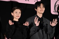 左から杉咲花、萩原利久。