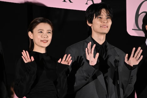 左から杉咲花、萩原利久。