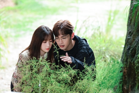 中国ドラマ「2人の恋の森 ～A Romance of the Little Forest～」より、左からユー・シューシン（虞書欣）演じる虞美人（ユー・メイレン）、チャン・ビンビン（張彬彬）演じる荘羽（ジュアン・ユー）。