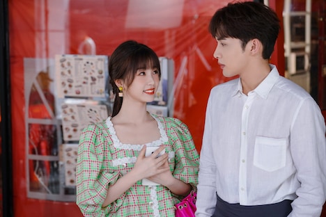 中国ドラマ「2人の恋の森 ～A Romance of the Little Forest～」より、左からユー・シューシン（虞書欣）演じる虞美人（ユー・メイレン）、チャン・ビンビン（張彬彬）演じる荘羽（ジュアン・ユー）。