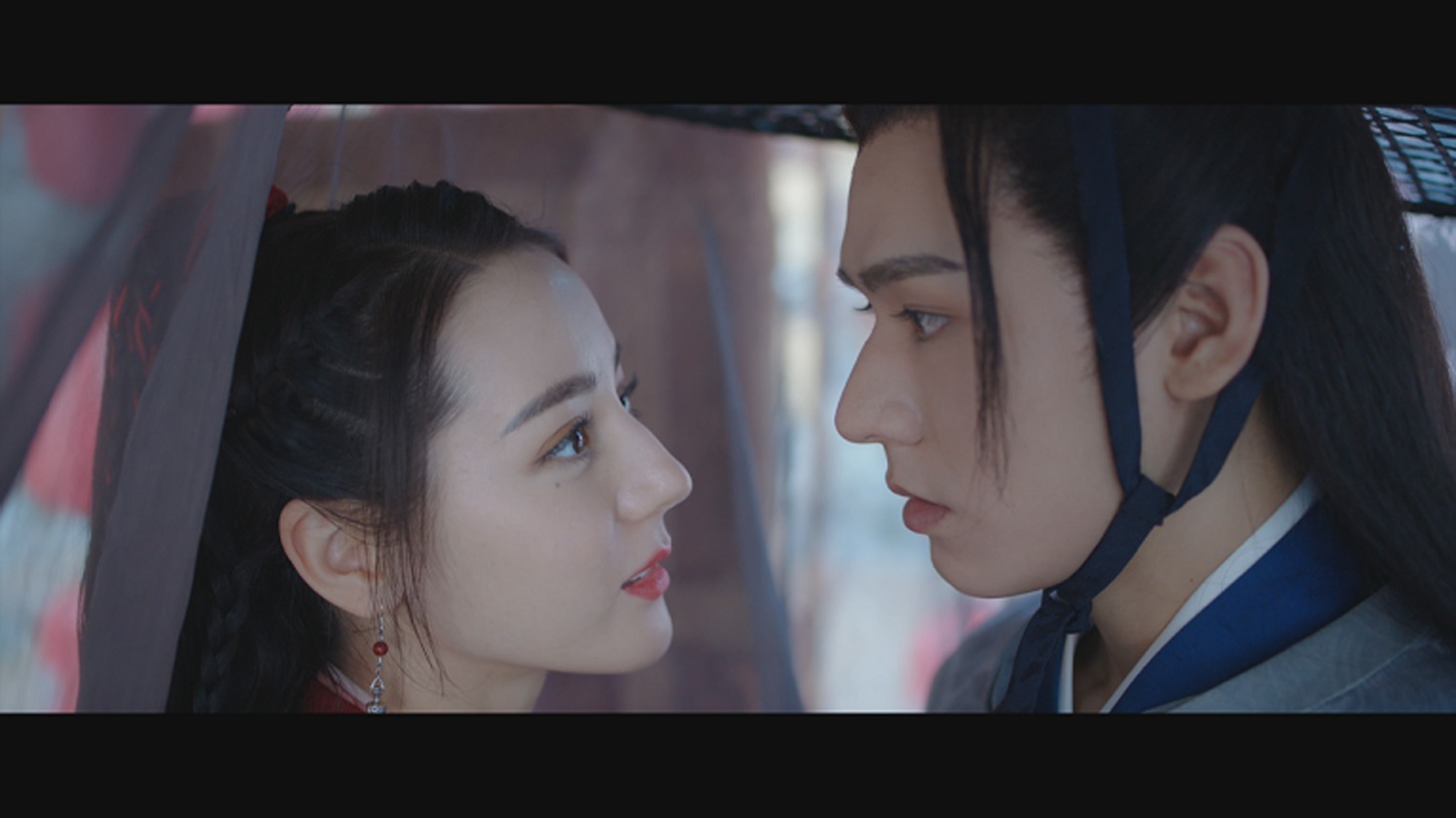 中国ドラマ「安楽伝」第1回より、左からディリラバ（迪麗熱巴）演じる任安楽、ゴン・ジュン（龔俊）演じる韓燁。