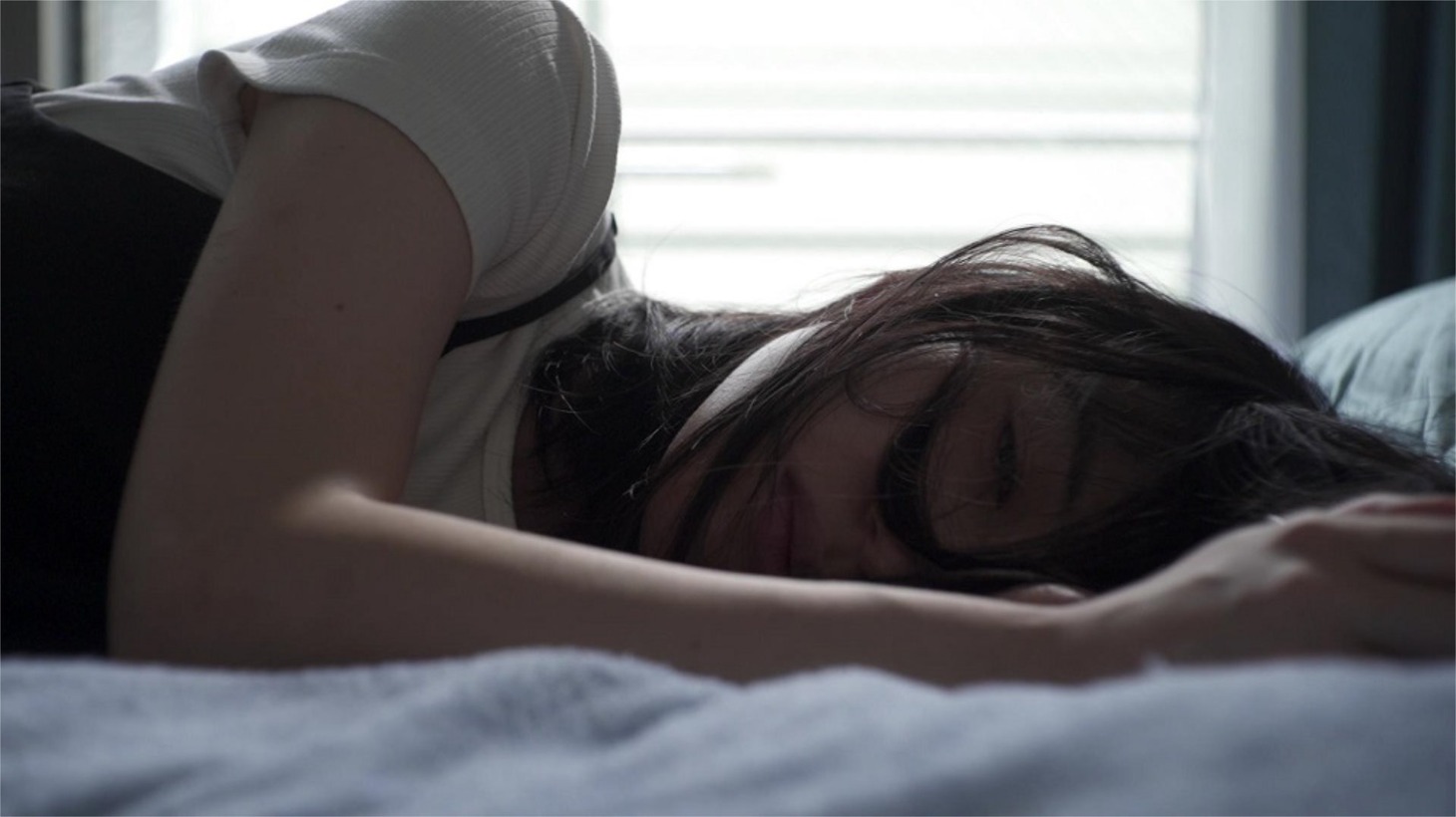 「横たわって眼を閉じる」ビジュアル