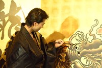 「応龍」に目を入れる竹内涼真。