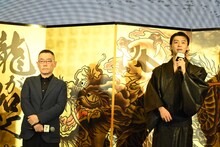 竹内涼真（右）と武正晴（左）。