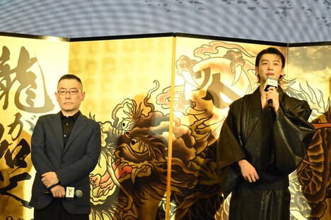 竹内涼真（右）と武正晴（左）。