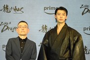 ドラマ「龍が如く～Beyond the Game～」世界配信決定記者会見に出席した竹内涼真（右）と武正晴（左）。