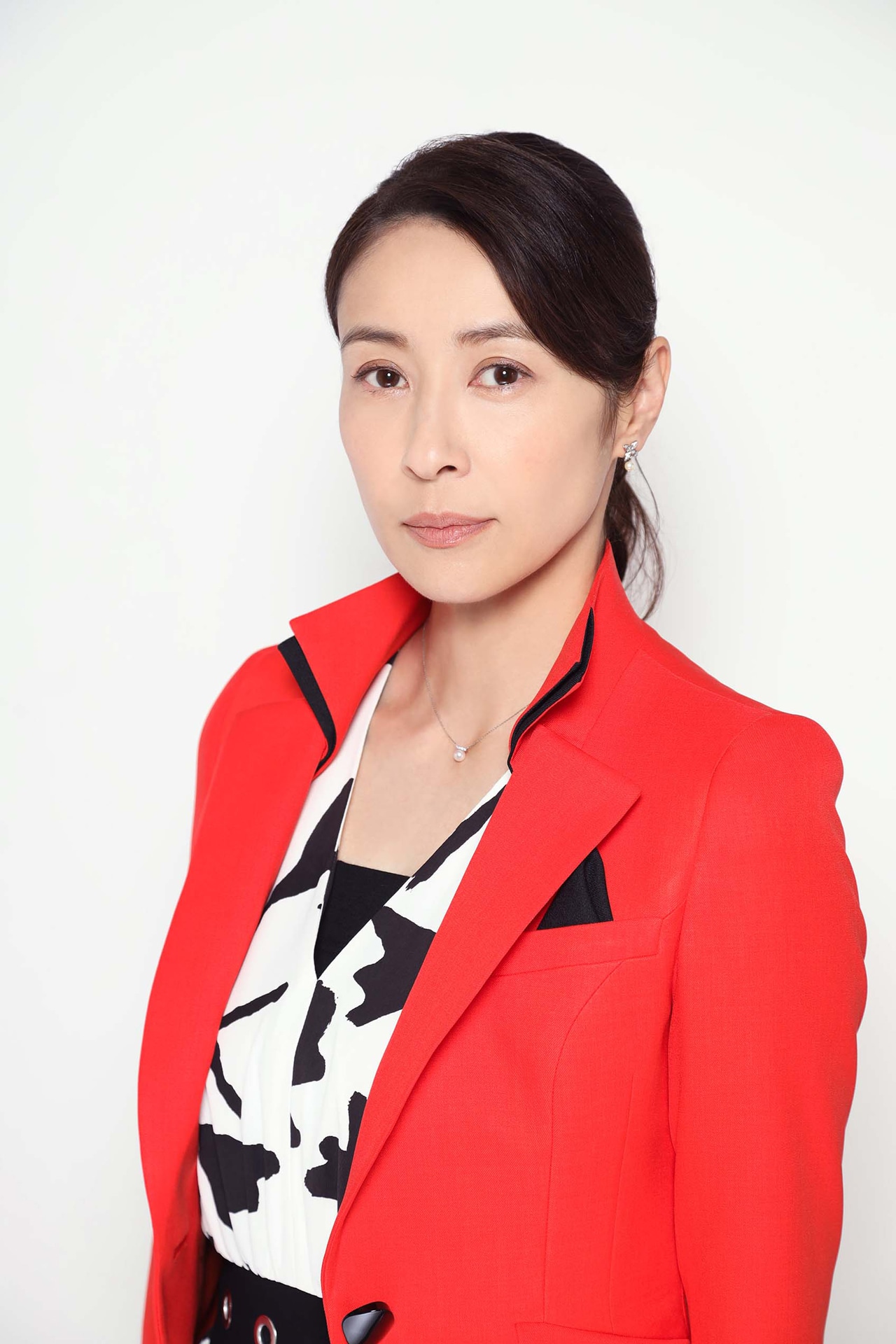 「ビリオン×スクール」より、東堂真紀子役の水野美紀。