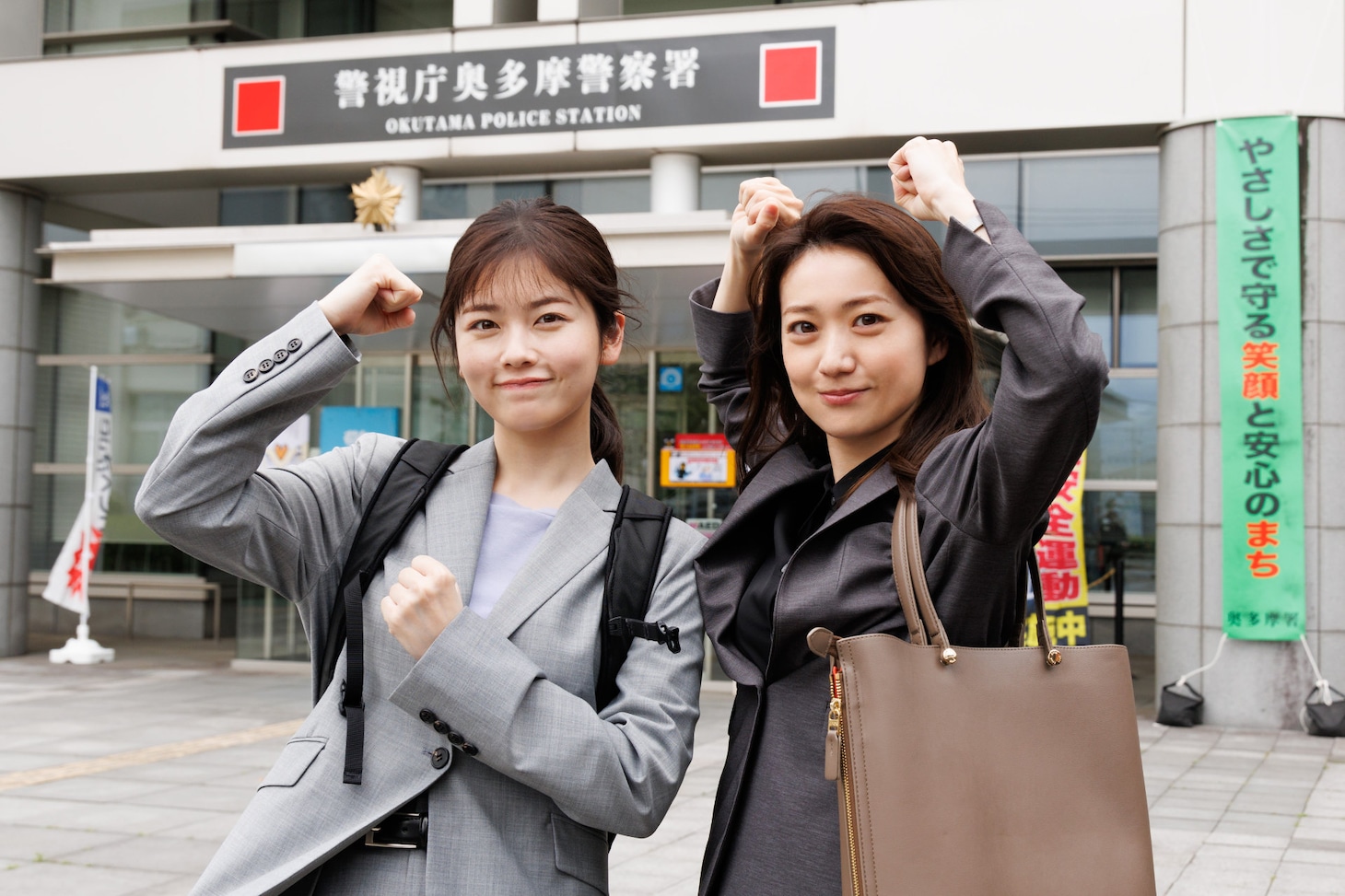 小芝風花（左）と大島優子（右）。