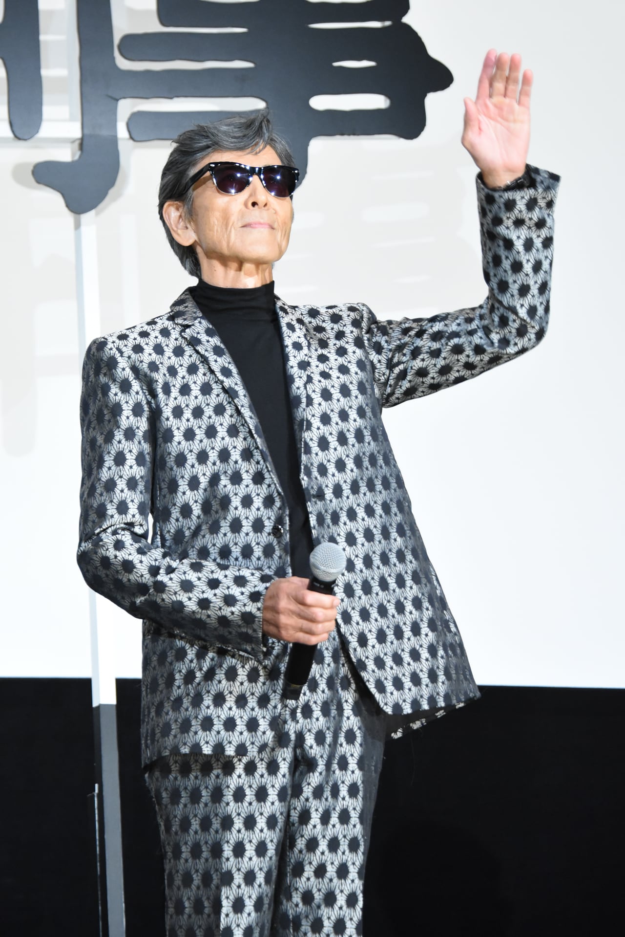 ファンに手を振る柴田恭兵。 - 舘ひろしと柴田恭兵の出会いはやっぱり