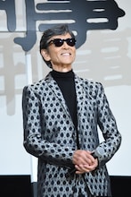 ファンでいっぱいの会場を見て、うれしそうに笑う柴田恭兵。