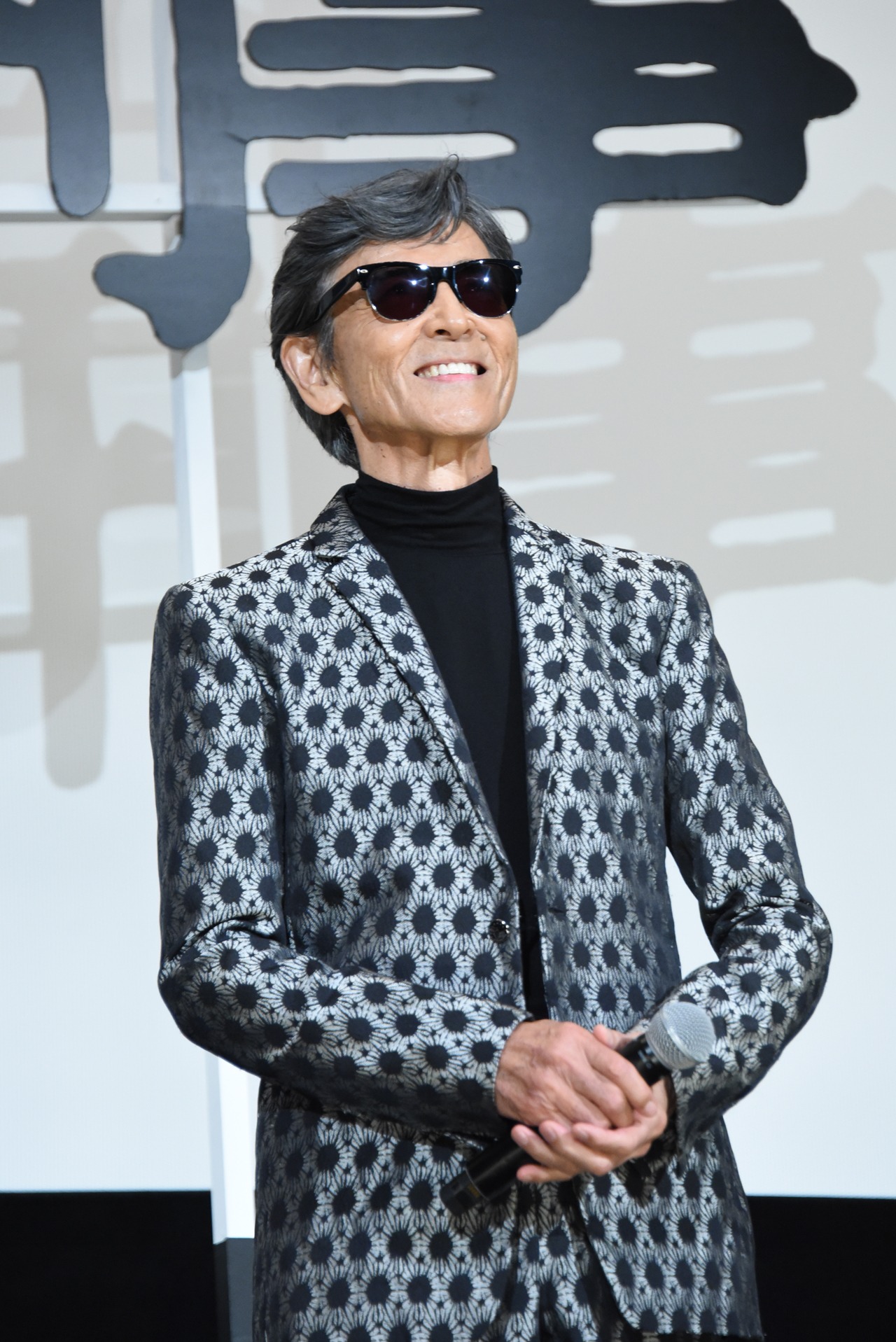 ファンでいっぱいの会場を見て、うれしそうに笑う柴田恭兵。