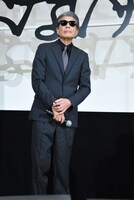 客席を見回す舘ひろし。