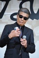 この日のために作られた、オリジナル缶のデザインを見つめる舘ひろし。