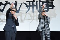 ファンとともに映画の大ヒットを祝う舘ひろし（左）と柴田恭兵（右）。
