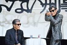 「僕はいっぱい撃ちたかったんです」と、マイクを使って銃の構え方を再現する柴田恭兵（右）。