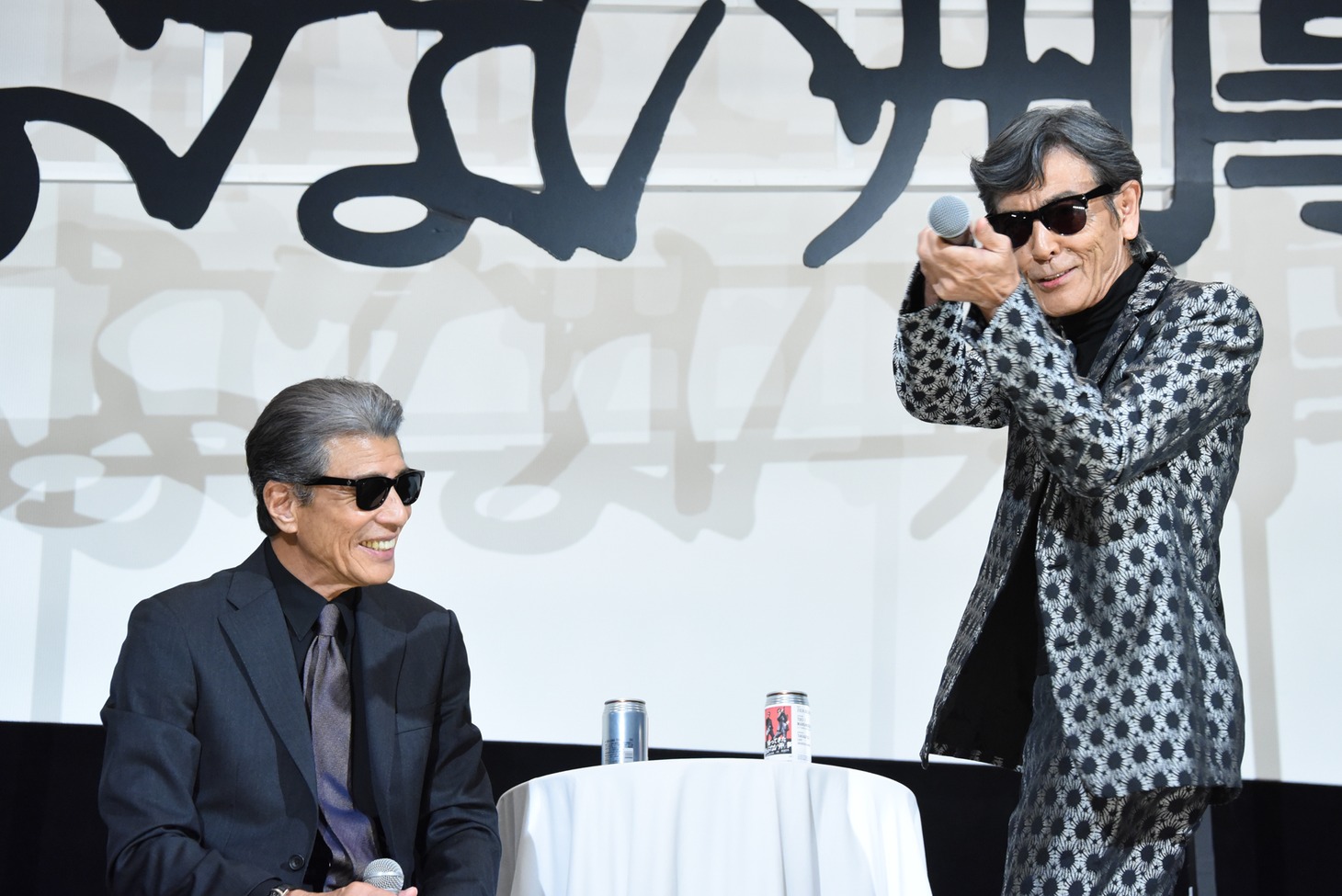 「僕はいっぱい撃ちたかったんです」と、マイクを使って銃の構え方を再現する柴田恭兵（右）。