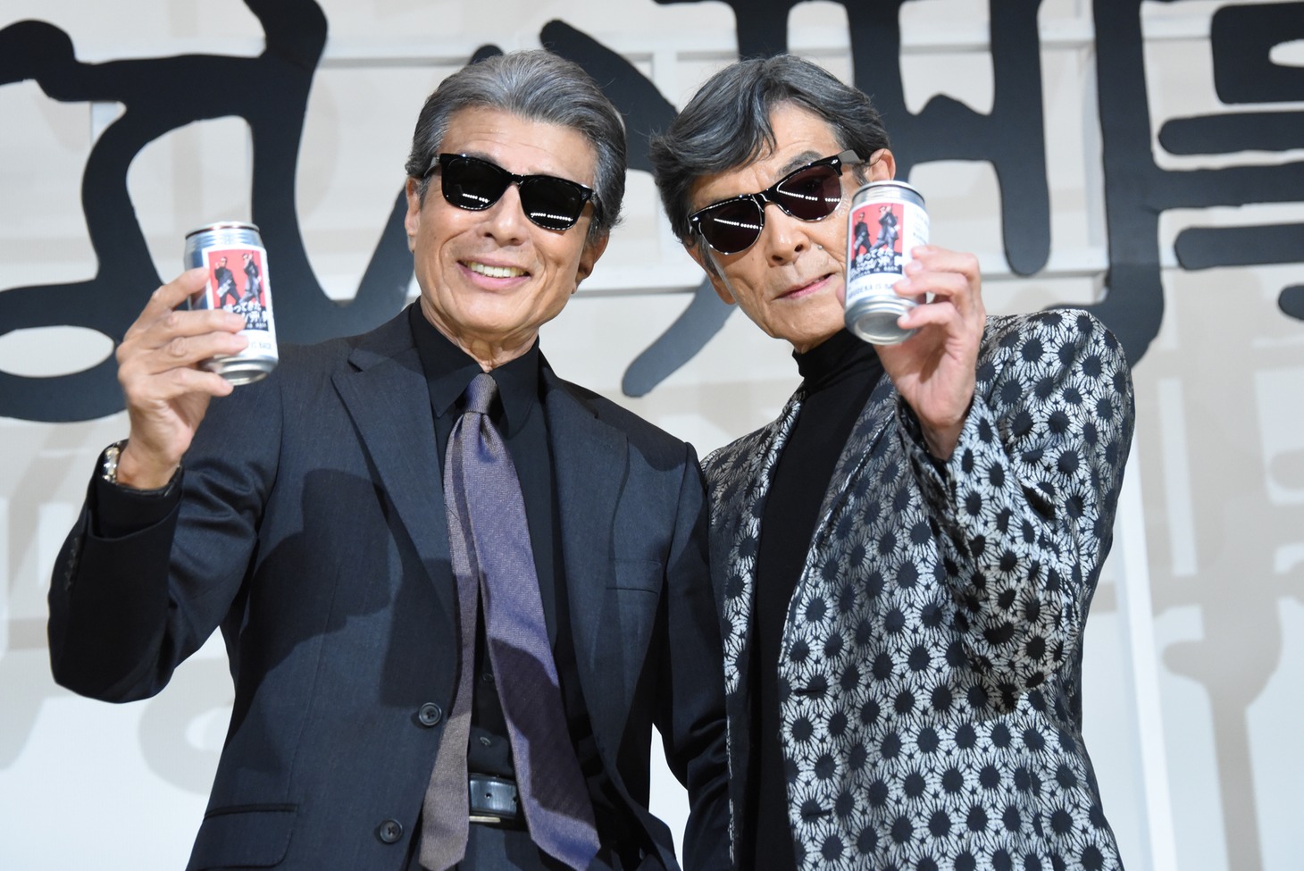 「帰ってきた あぶない刑事」の大ヒット御礼舞台挨拶の様子。左から舘ひろし、柴田恭兵。