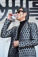 ドリンクを飲む柴田恭兵。
