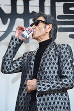 ドリンクを飲む柴田恭兵。