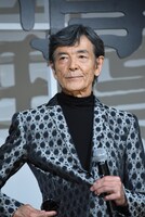 サングラスをポケットにしまった柴田恭兵。