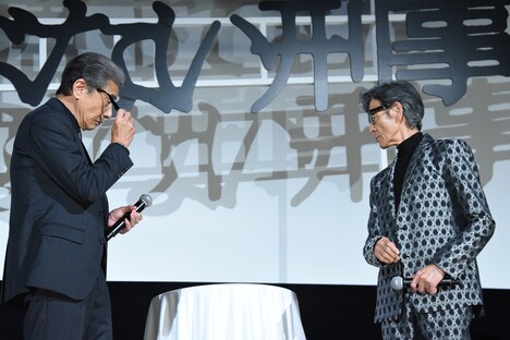 サングラスを外し、会場を大いに沸かせた舘ひろし(左)と柴田恭兵(右)。